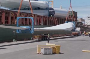 Shipload of turbine blades arrives at WA port, to help power remote gold mine